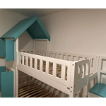 nowoczesne łóżko ze schodami i daszkiem w pokoju dzieci